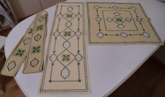M875M Runner, tablecloth and tray rack in Hardanger stitching